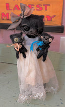 Load image into Gallery viewer, Mama kitty 🐈‍⬛