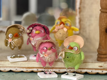 Load image into Gallery viewer, Goldie the golden chicky🐥