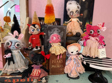 Load image into Gallery viewer, Polly the sitting pink elf 💞💖🩷