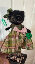 Load image into Gallery viewer, Greta 💚🖤🐈‍⬛