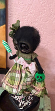 Load image into Gallery viewer, Greta 💚🖤🐈‍⬛