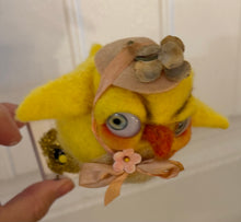 Load image into Gallery viewer, Goldie the golden chicky🐥