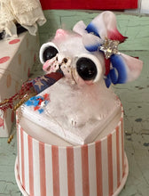 Load image into Gallery viewer, little white patriotic kitty 🇺🇸❤️🤍💙