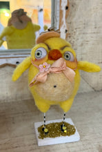 Load image into Gallery viewer, Goldie the golden chicky🐥